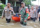 Polri-TNI-Bagikan-Makanan-ke-Warga-Terdampak-Banjir-di-Sawangan,-Depok