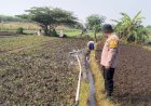 Pengairan-Tanaman-Sayuran-di-Lahan-Warga-Jadi-Perhatian-Bhabinkamtibmas-Desa-Jiken