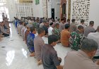 Kebersamaan-di-Tengah-Aksi-Penyampaian-Pendapat-di-Mapolresta-Sidoarjo