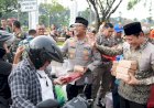 Solid-dan-Peduli,-Forkopimda-Sidoarjo-Bagikan-Ratusan-Takjil-di-Alun-Alun