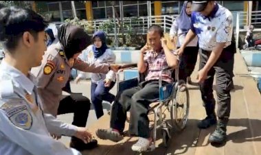 Arus-Balik-Lebaran,-Polwan-Polresta-Sidoarjo-Bantu-Disabilitas-Naik-Bus-di-Terminal-Purabaya