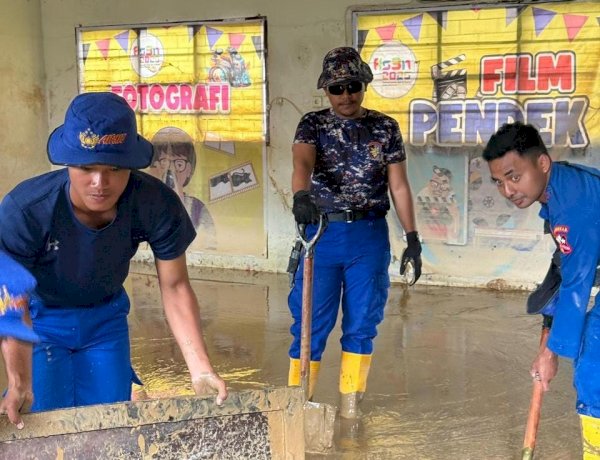 Korpolairud Baharkam Polri Lakukan Normalisasi Sekolah Terdampak Lumpur di Padang Pariaman