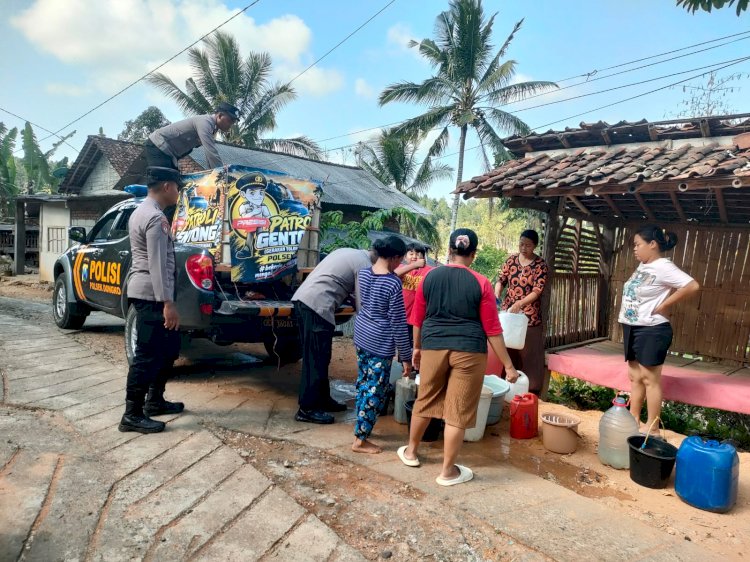 Polres Trenggalek Pasok Ribuan Liter Air Bersih Pakai Mobil Patroli Modifikasi
