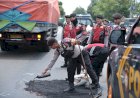 Harkamtibmas,-Polres-Situbondo-Patroli-Sambil-Tambal-Jalan-Berlubang