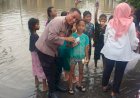 Kapolsek-Krian-Peduli-Warga-Terdampak-Banjir-di-Desa-Barengkrajan