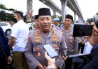 Masyarakat-Antusias-Saat-Kapolri-Turun-Langsung-Berbagi-Takjil