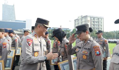 Kapolda-Jatim-Berikan-Penghargaan-Kepada-56-PNS-dan-Personel-Polri-yang-Berprestasi