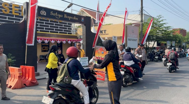 Polsek Waru Gelar Jumat Berkah, Bagikan 150 Paket Makanan dan Minum Ke Pengguna Jalan
